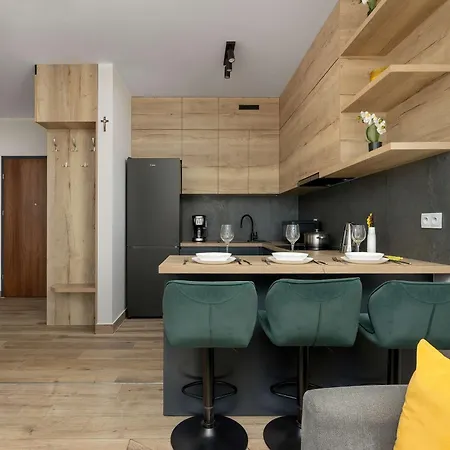 Modern With Parking And Balcony By Renters Apartman *