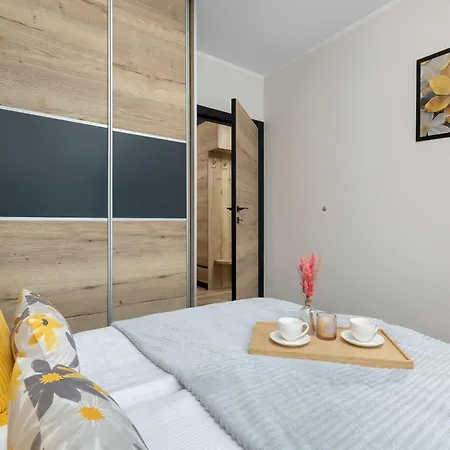 Modern With Parking And Balcony By Renters
